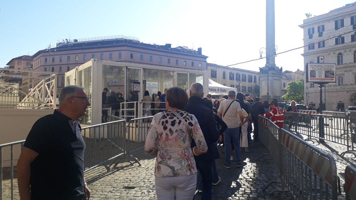 Kurz vor dem Eintritt gibts noch einen Sicherheitsjack.