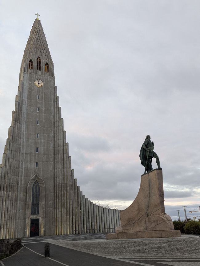 Hallgrímskirkja, davor ein Denkmal für Leif Erikson