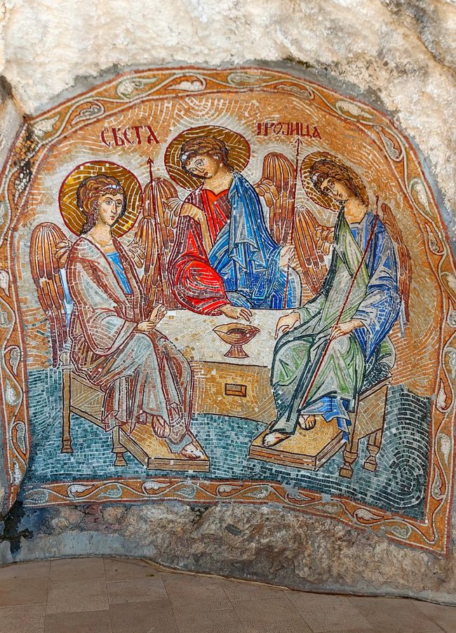 Monastero di Ostrog e un campeggio sul fiume