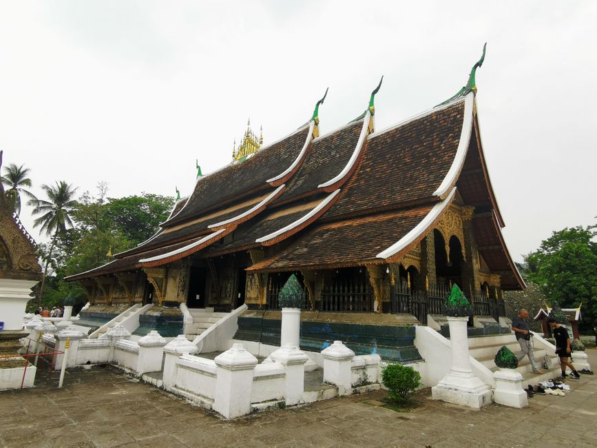 Entry to Laos - first temple tour through Luang Prabang