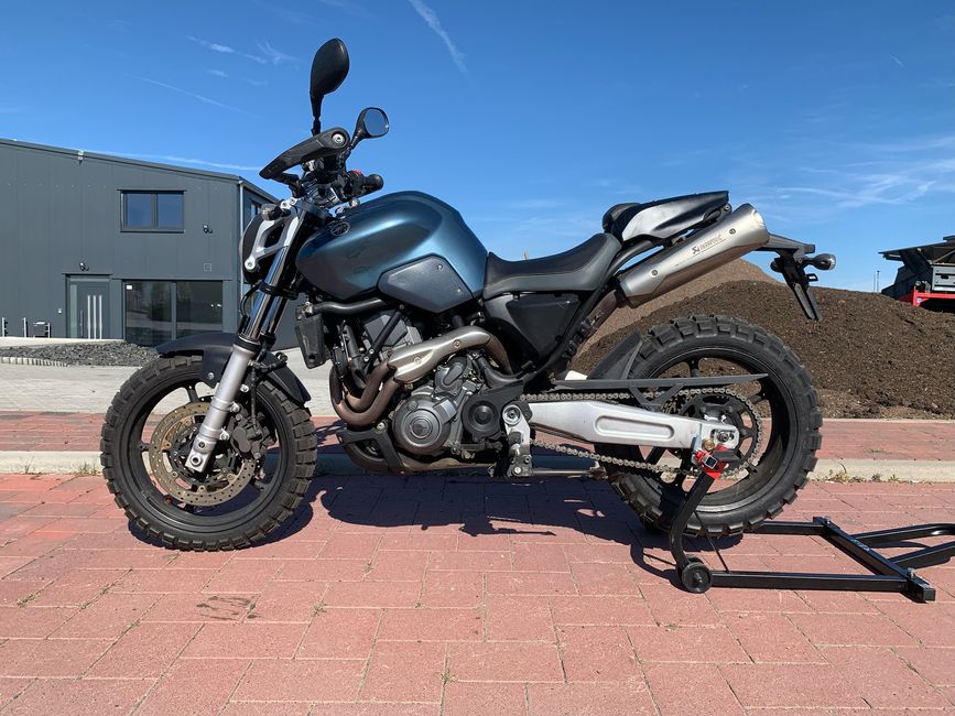MT03 un "naked bike" pour les chemins de gravier