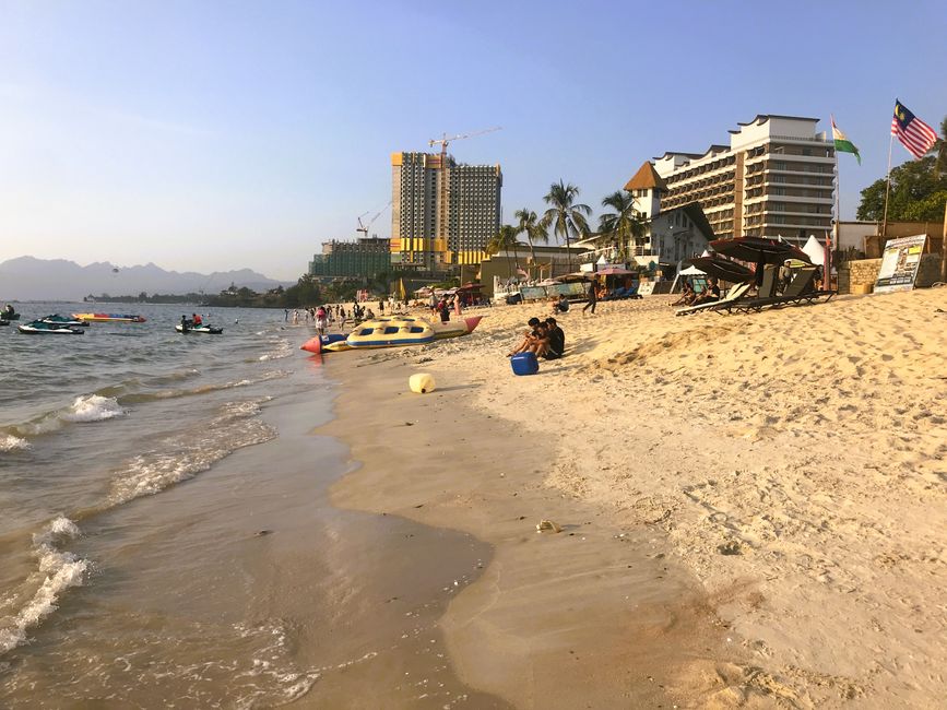 Strand von Cenang mit Grossbauten