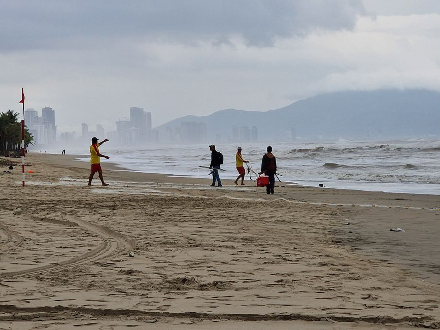 Vorüber die Flut.
Wer sah es wohl, du selig Land, 
wie dich die Welle überwand.