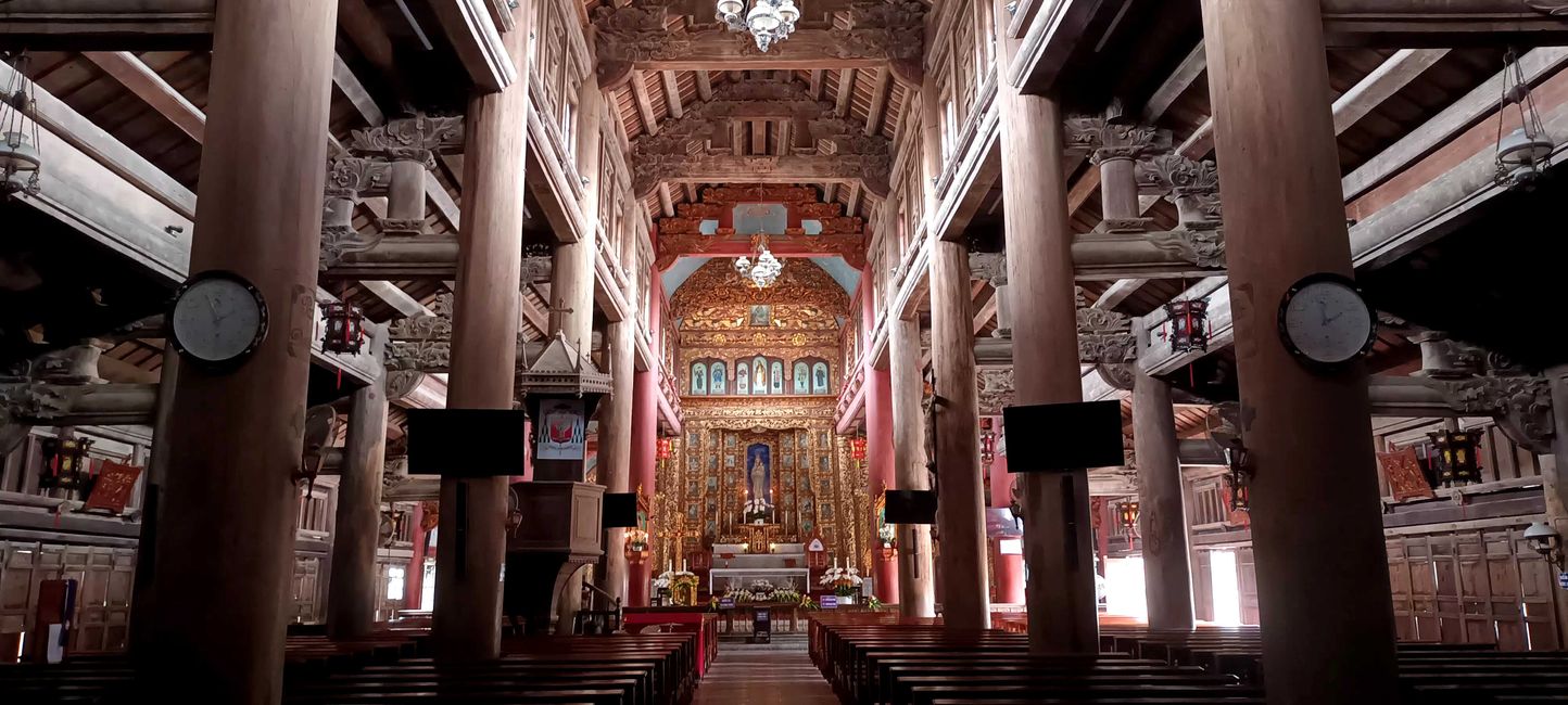Le chœur rouge et or comme dans les temples