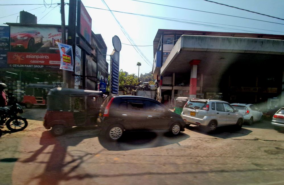 Filas de coches en cada gasolinera