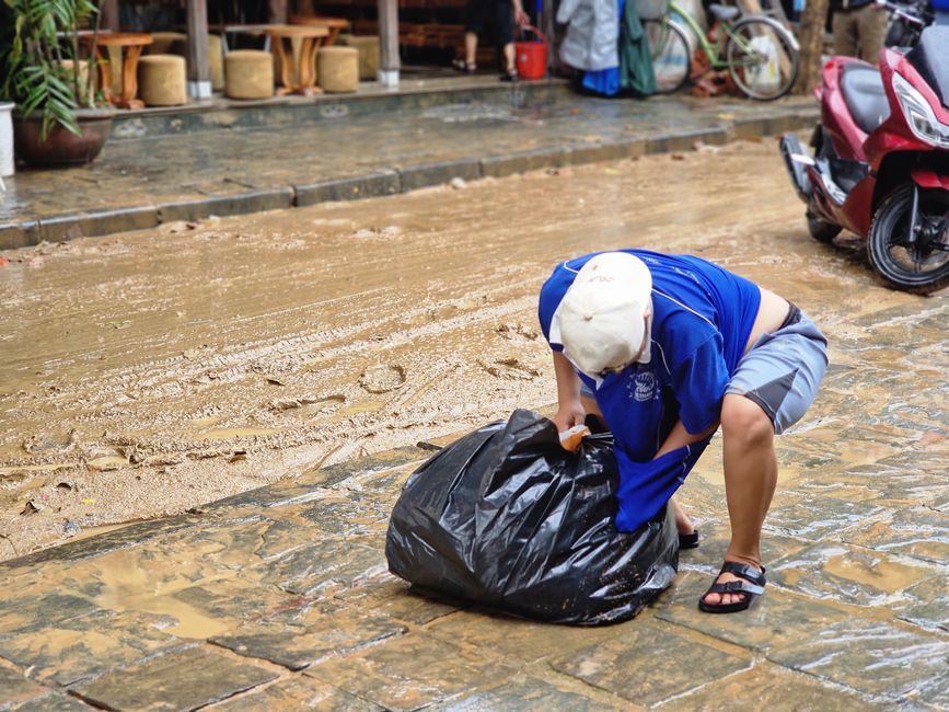 Vorüber die Flut.
Wer sah es wohl, du selig Land, 
wie dich die Welle überwand.