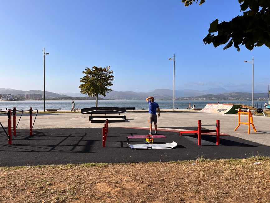 Almost every Spanish town - like here Santona - has these great outdoor sports facilities that we use for our morning gymnastics