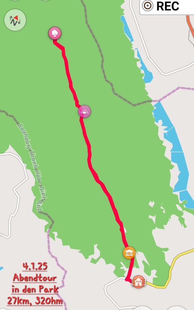 Dans l'après-midi tardif 27 km dans le parc Cuc Phuong