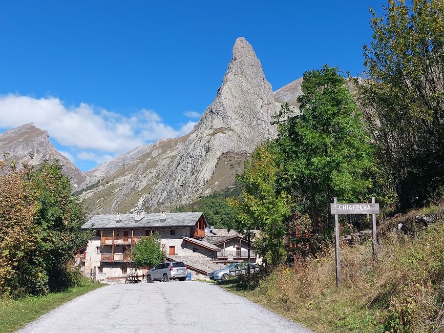 angekommen am Talende in Chiappera beeindruckt der Rocca Provenzale