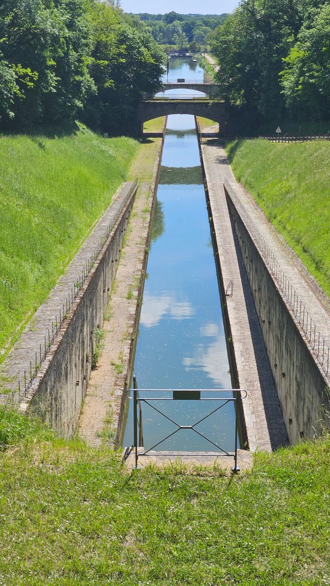 Wieso haben die vor 150 Jahren nicht daran gedacht, auch den Fahrradweg durch die Tunnel zu führen? 