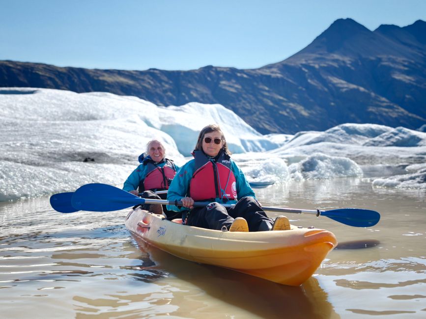 Faire du kayak sur le lac glaciaire