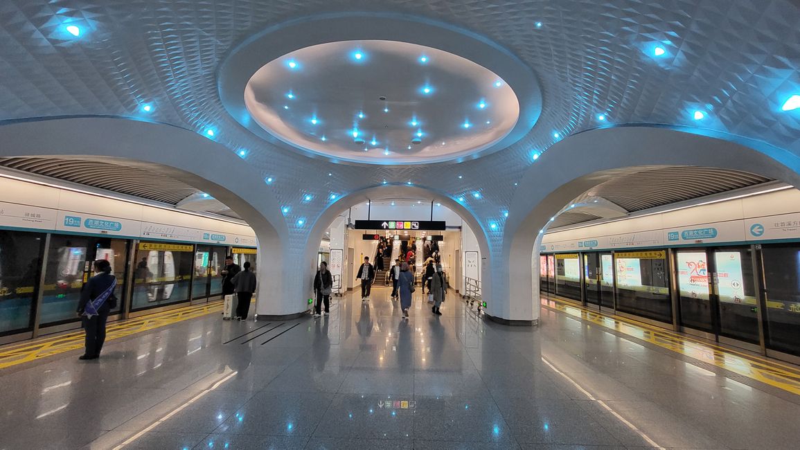 Estación de metro Lago Oeste Plaza Cultural