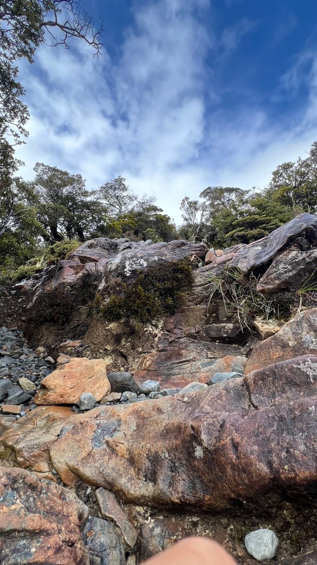Kleine Kletterpassagen auf dem Weg nach Oben.