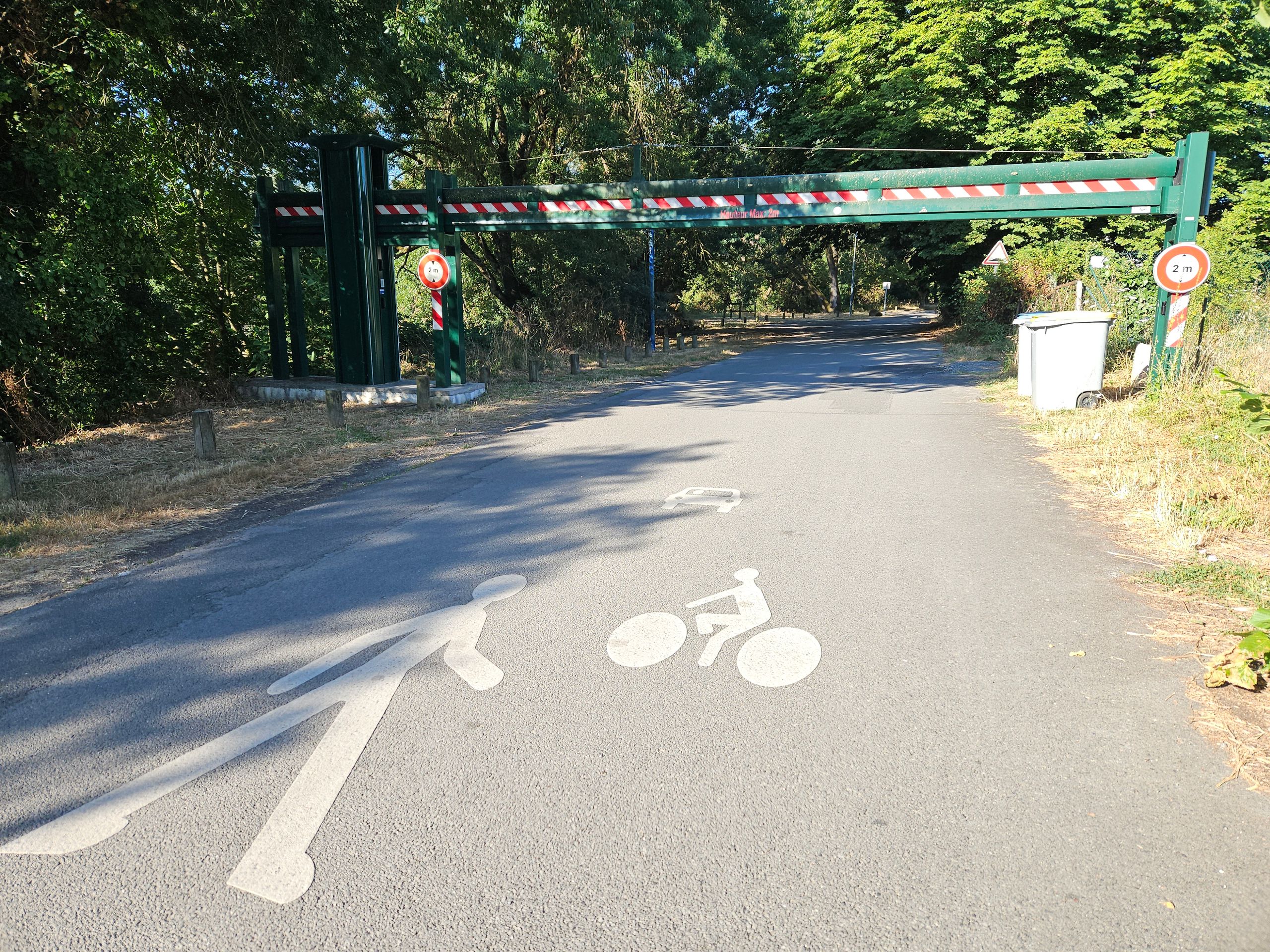 Pourquoi n’y a-t-il pas une telle restriction de hauteur fixe en <a href="/fr/destination/594e6a7fbd6981074f8ab5f2/germany" target="_blank">Allemagne</a> ? Sinon, plus aucun camion ne frapperait les ponts.