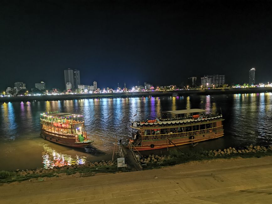 ... And then another night stroll along the riverside....