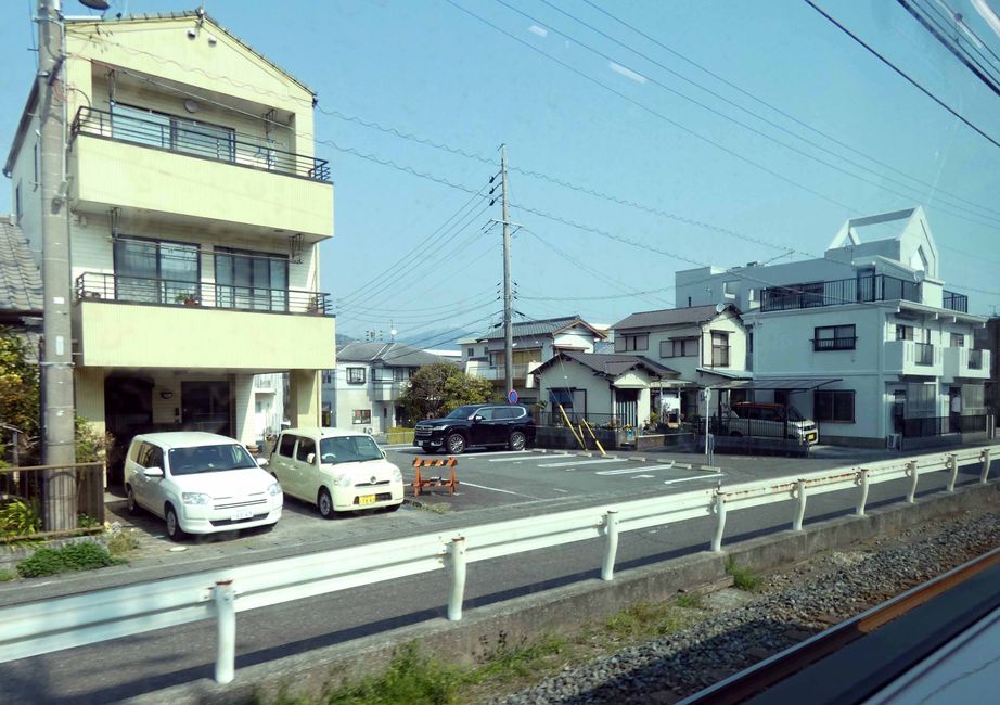 Mit Lokalzug in Stadtzentrum von Shimuzu