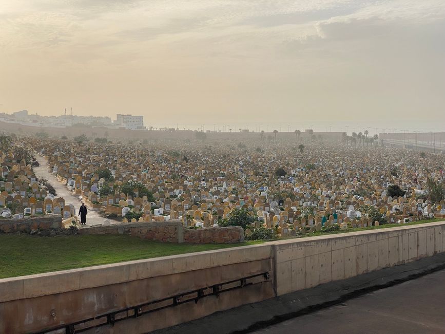 Der Friedhof von Rabat - ein Meer von Grabsteinen - auf dem Land muss oft ein spitzer Feldstein reichen