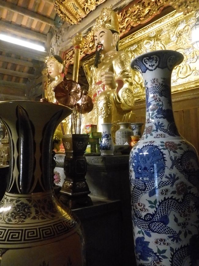 De grands vases font partie de l'équipement