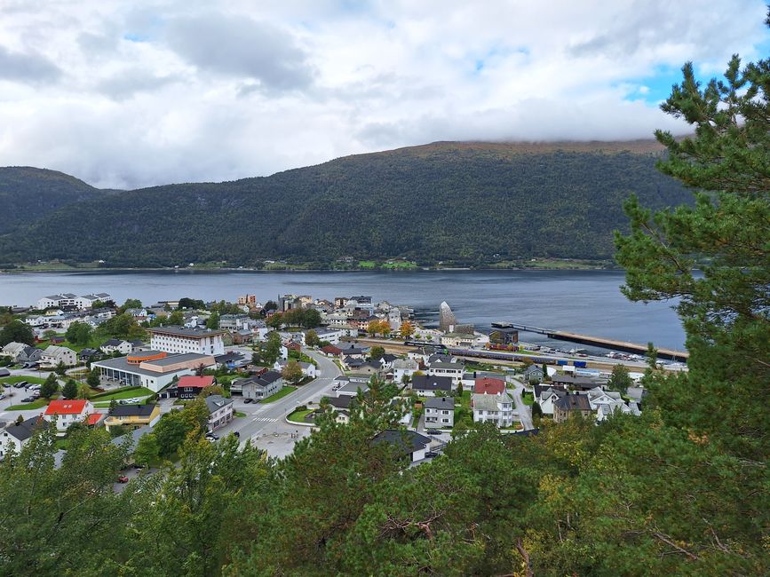 Blick auf Andalsnes vom Ausuchtspunkt